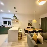 Stylish Retreat - Sleeps 6