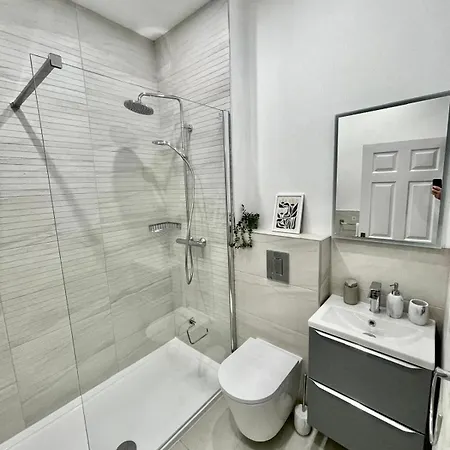 Apartman Stylish Retreat - Sleeps 6