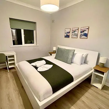 Stylish Retreat - Sleeps 6 アパート ゴールウェイ