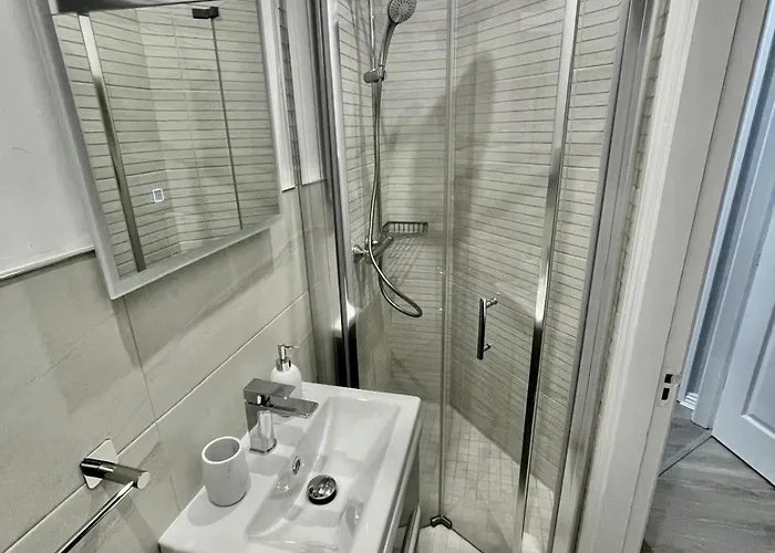 Stylish Retreat - Sleeps 6 アパート